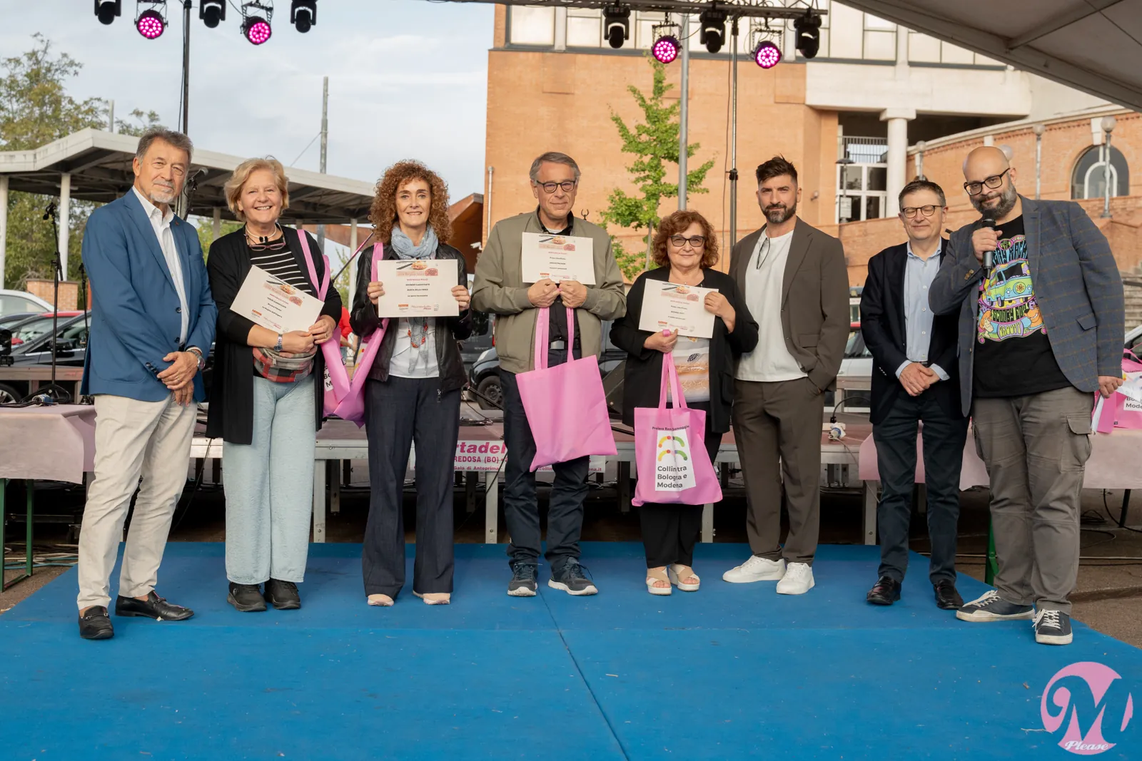 I premiati del concorso letterario “C’era una volta e c’è… una Regina Rosa” sul palco di Mortadella Please 2026