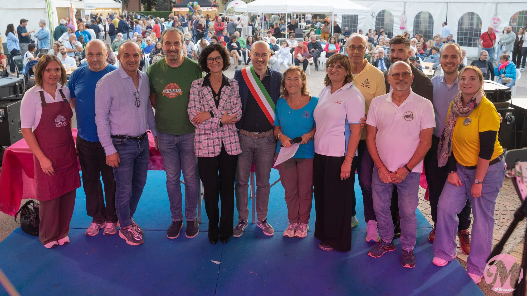 Il palco di Mortadella, Please 2026 in piazza a Zola Predosa, domenica 11 ottobre, con il gruppo di istituzioni, volontari delle Pro Loco e ospiti