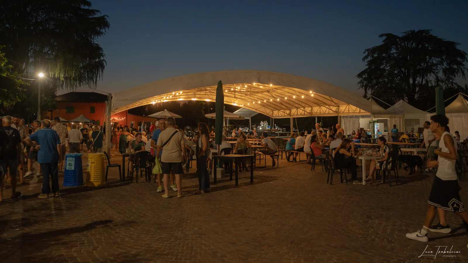 La piazza della Fira d'Zola 2026 illuminata di sera