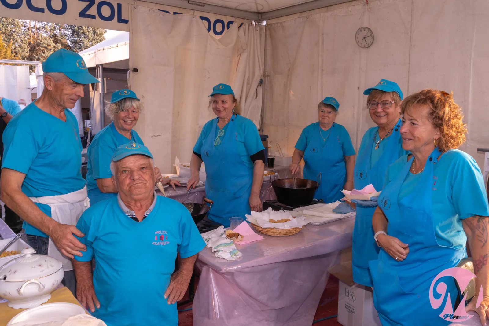 Il gruppo dei volontari della Pro Loco allo stand di Mortadella, please 2025